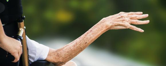 Běžné problémy s kůží a nehty na nohou u seniorů