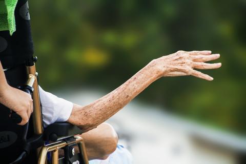 Běžné problémy s kůží a nehty na nohou u seniorů